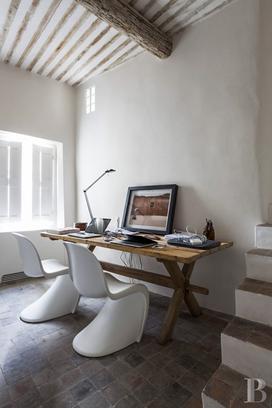 Dans les Bouches-du-Rhône, entre Avignon et Arles, une maison de village des 13e et 14e siècles - photo  n°11